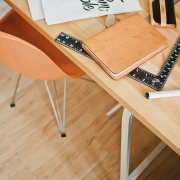 Assistante indépendante ou salariée : quelle solution choisir pour votre entreprise